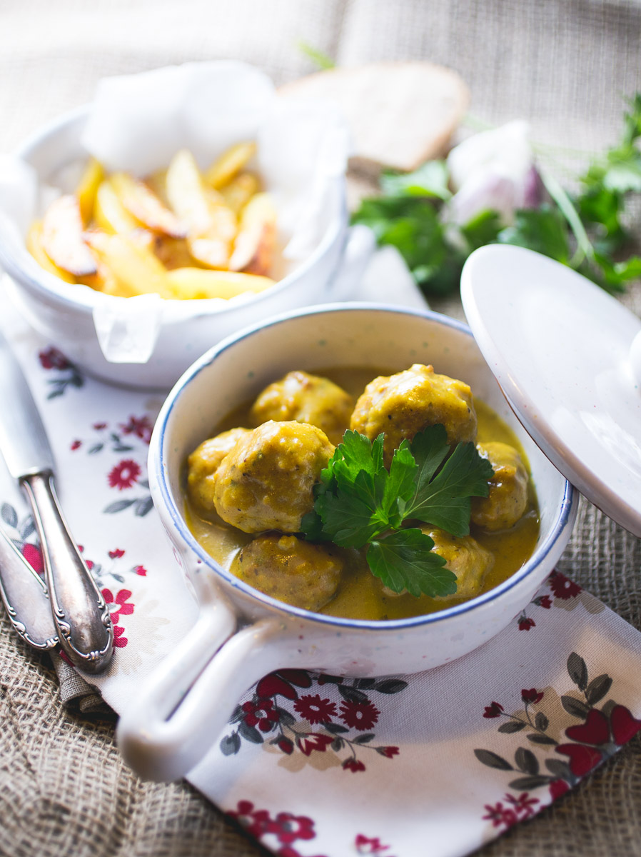 Albondigas en salsa amarilla