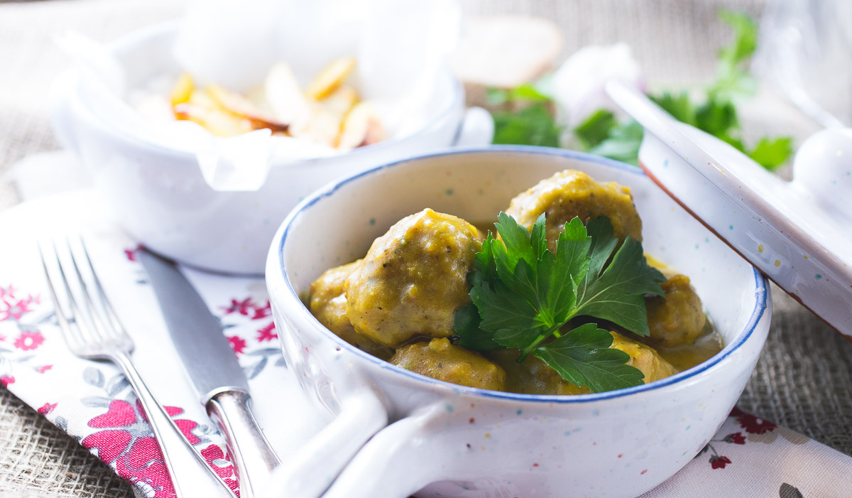 Albondigas en salsa amarilla