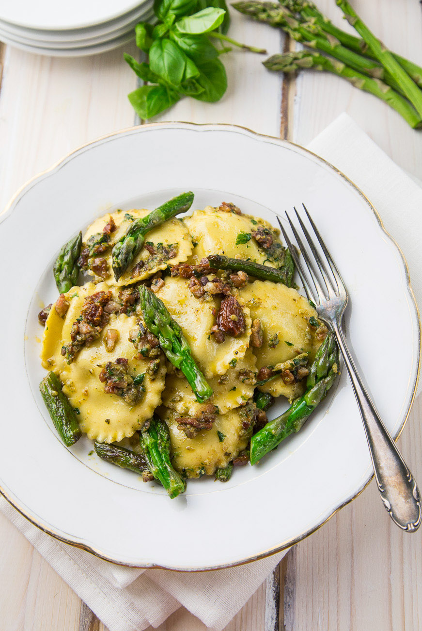 Pesto ravioli with asparagus { thegirllovestoeat.com }