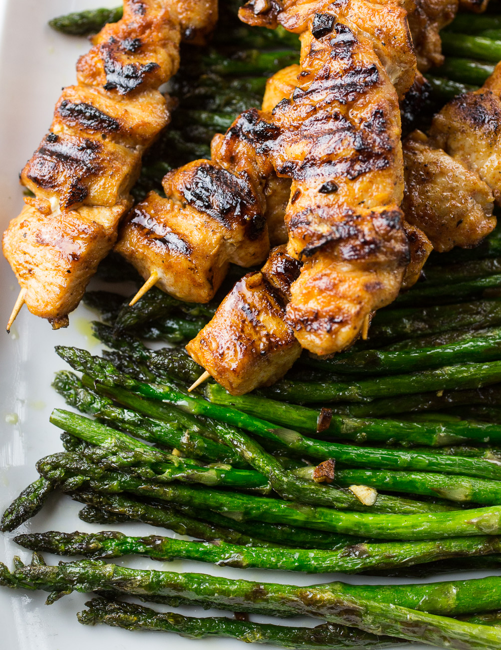 Spicy chicken skewers with roasted asparagus | thegirllovestoeat.com
