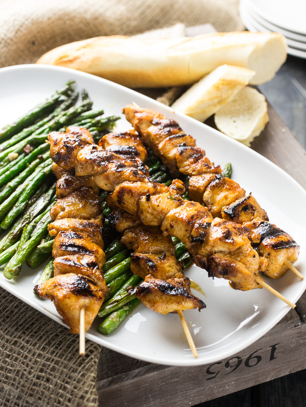 Spicy chicken skewers with roasted asparagus | thegirllovestoeat.com