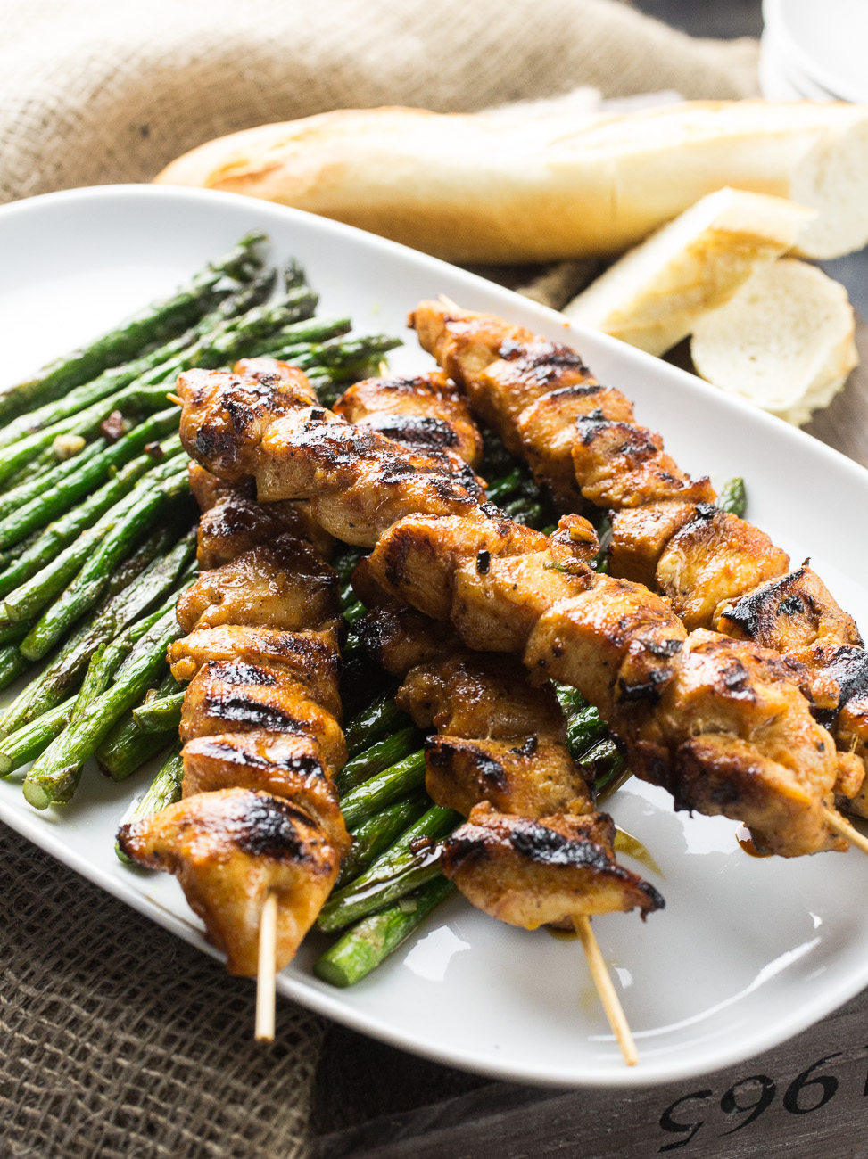 Spicy chicken skewers with roasted asparagus | thegirllovestoeat.com