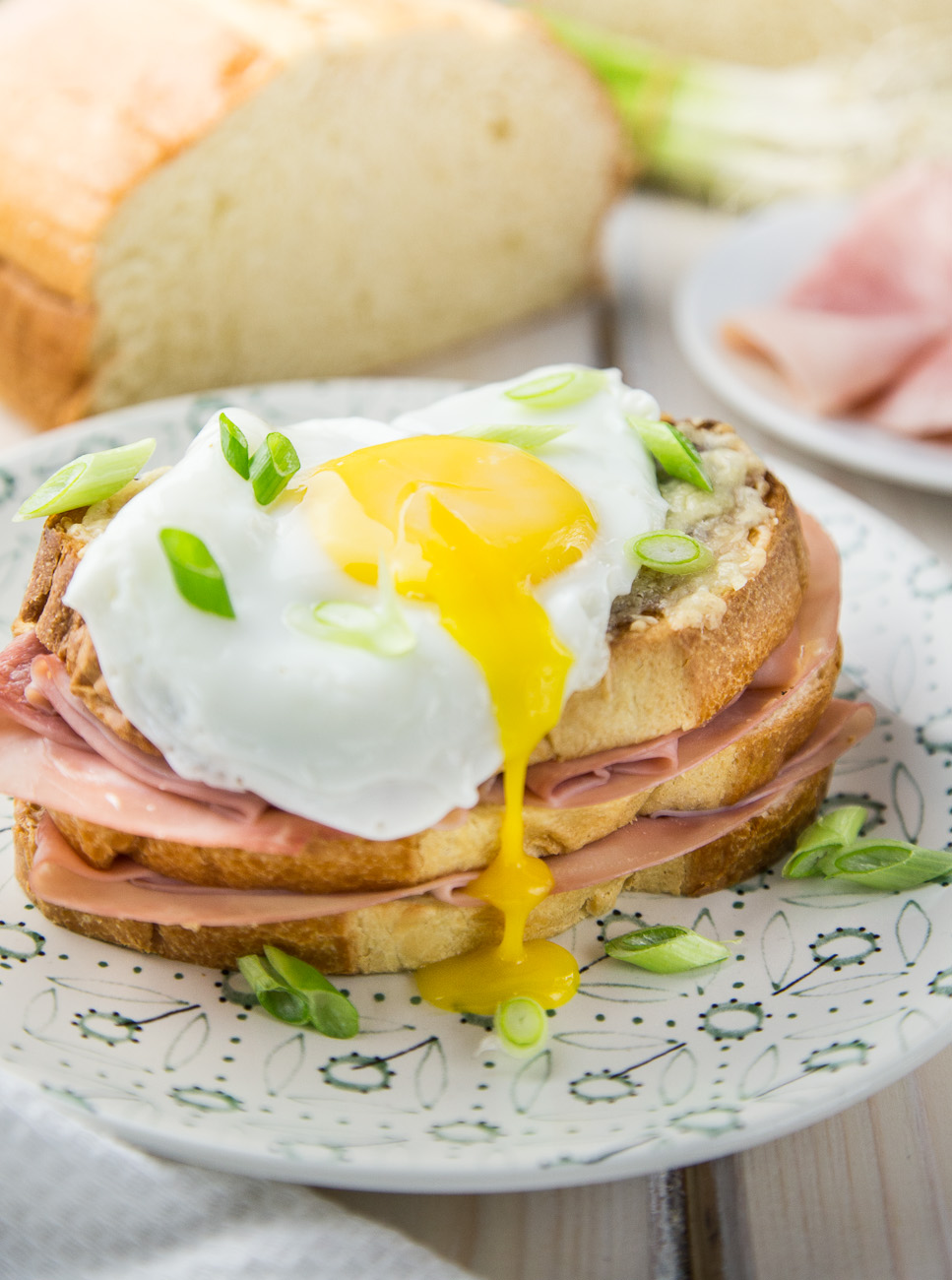 Croque Madame { thegirllovestoeat.com }