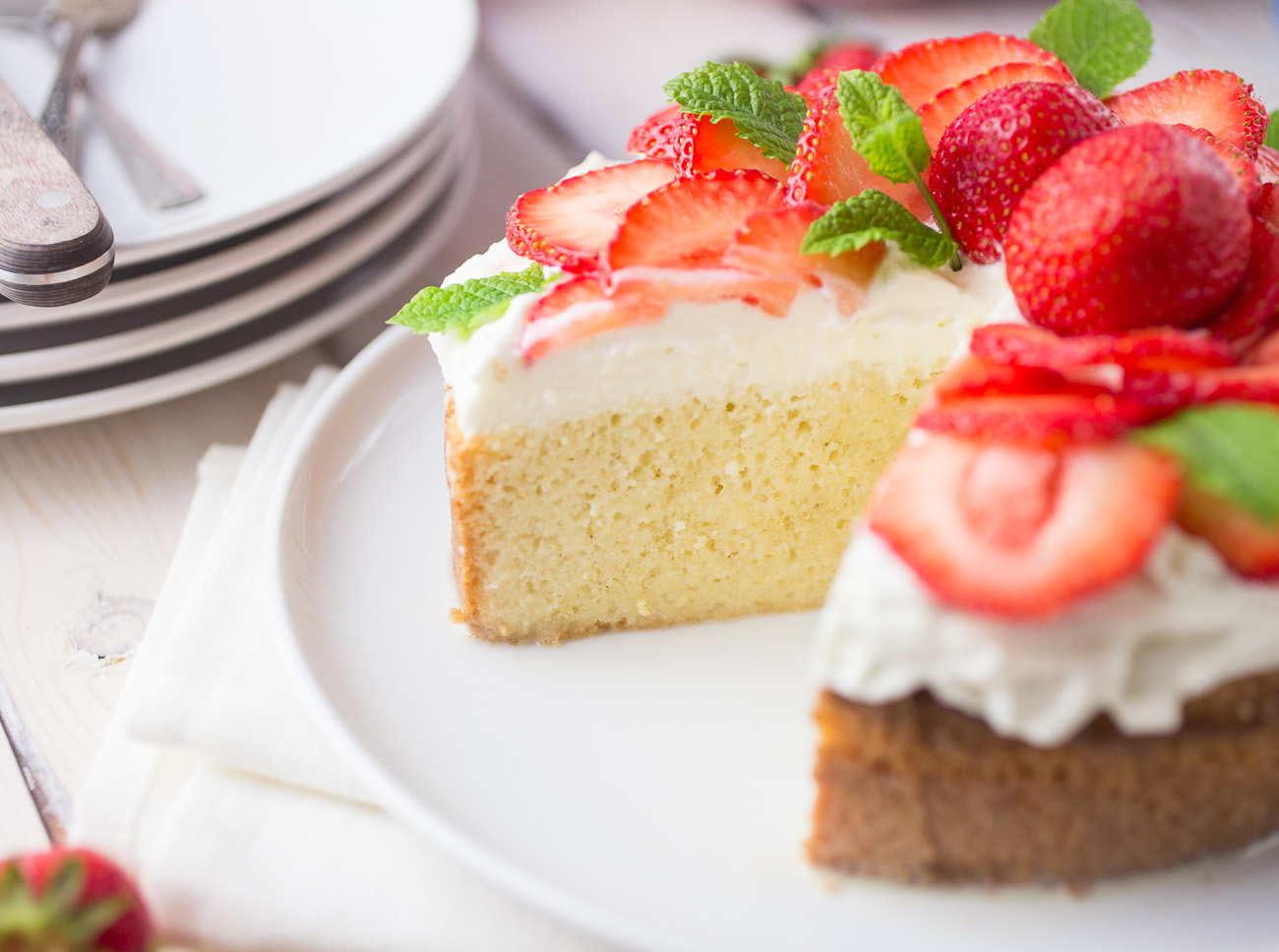 Tres Leches Strawberry Cake { thegirllovestoeat.com }