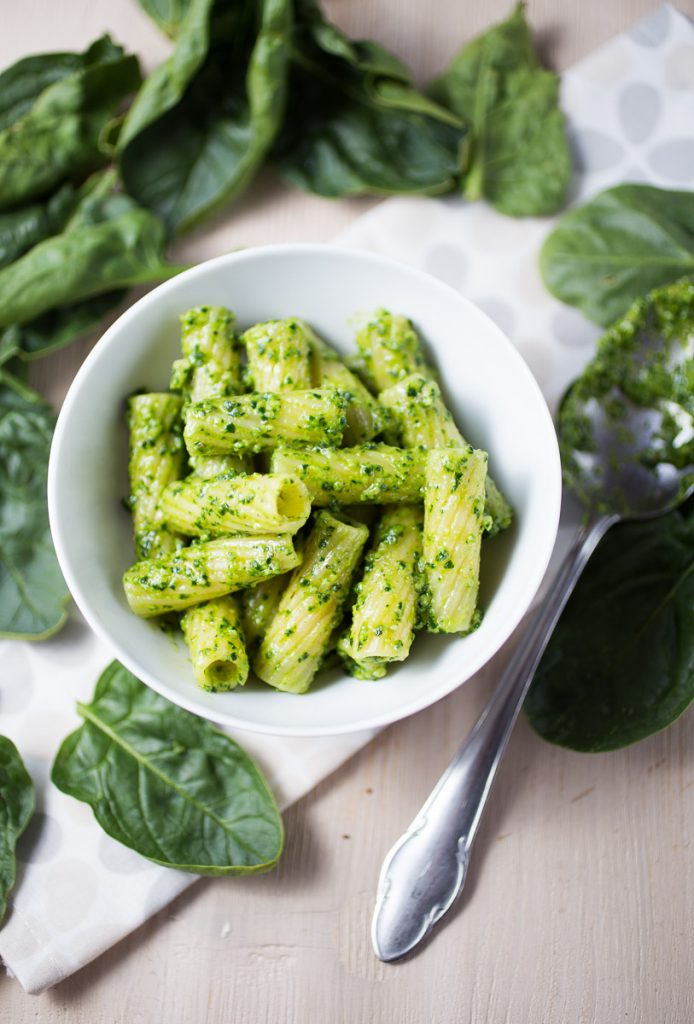 Rigatoni with spinach and walnut pesto | The Girl Loves To Eat