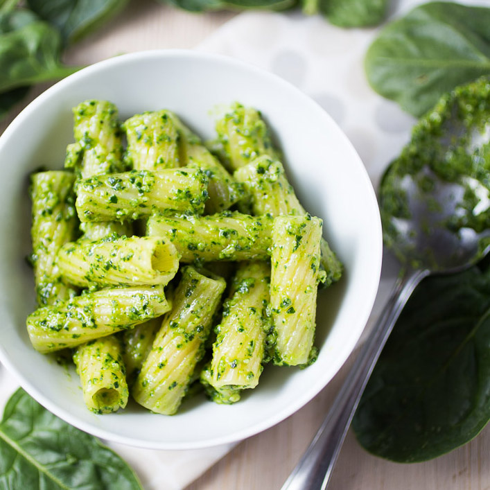 Rigatoni with spinach and walnut pesto | The Girl Loves To Eat