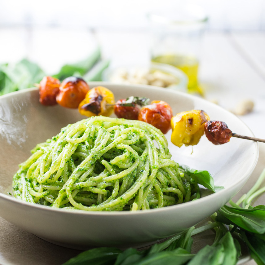 Wild garlic pesto pasta with roasted tomatoes | The Girl Loves To Eat