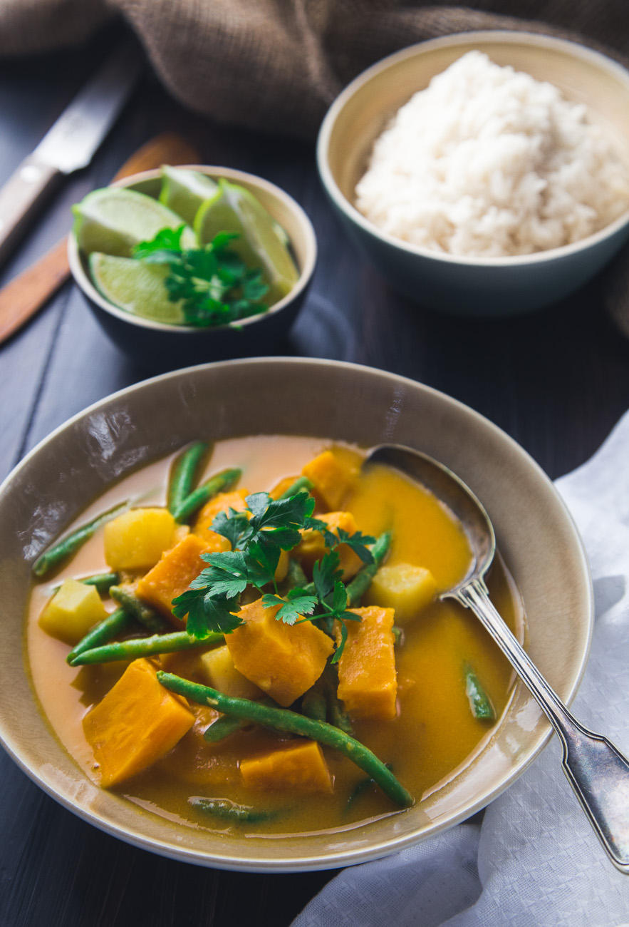 Sweet potato and pineapple curry { thegirllovestoeat.com }