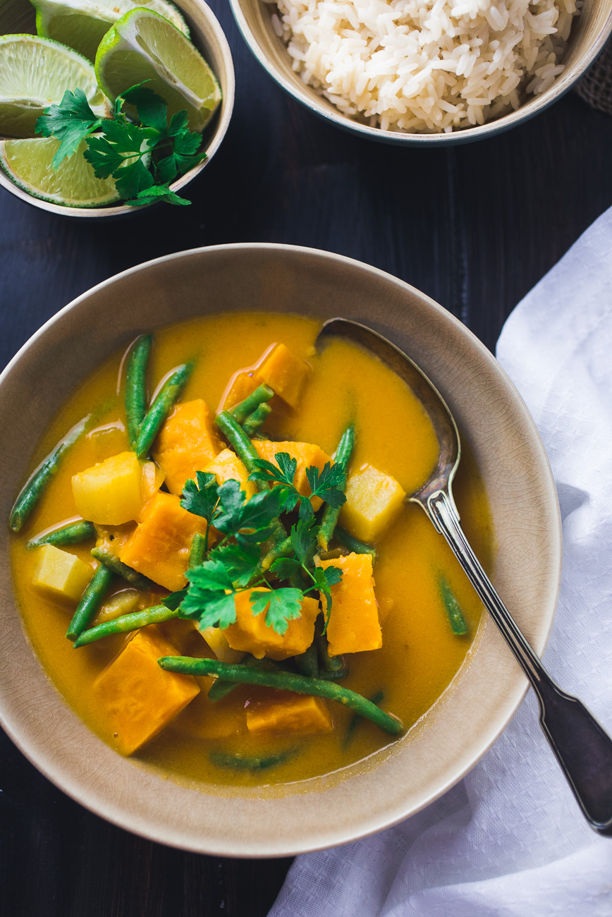 Sweet potato and pineapple curry { thegirllovestoeat.com }