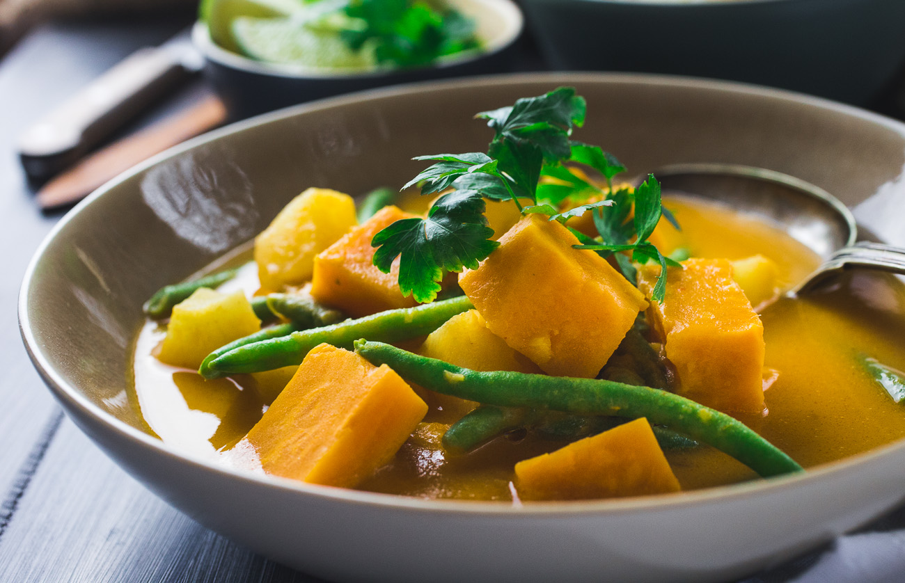 Sweet potato and pineapple curry { thegirllovestoeat.com }